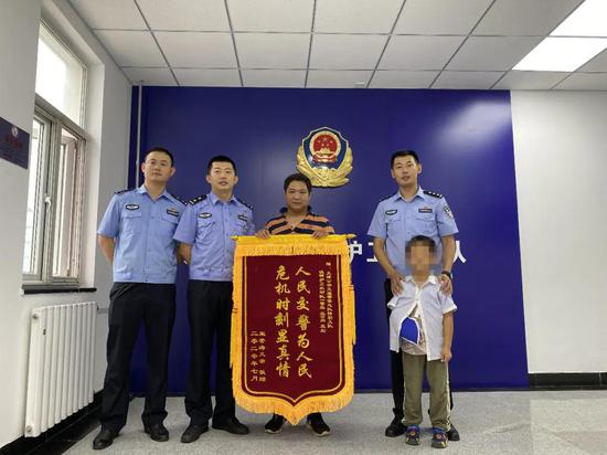 交警开道“闯”红灯？背后的故事太感人……